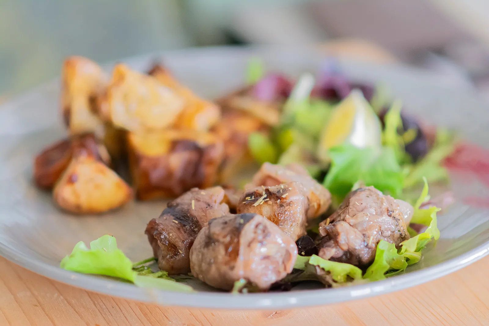 Piatto di carne con verdure e patate