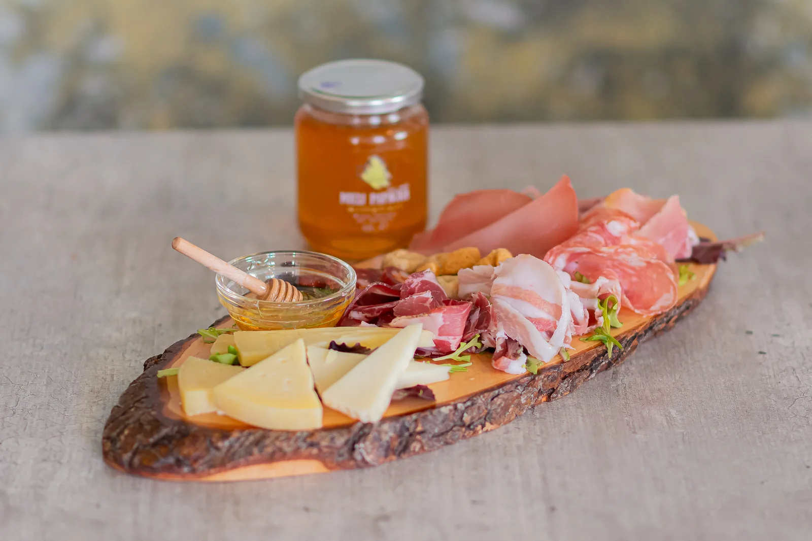 Tagliere con salumi, formaggi e miele